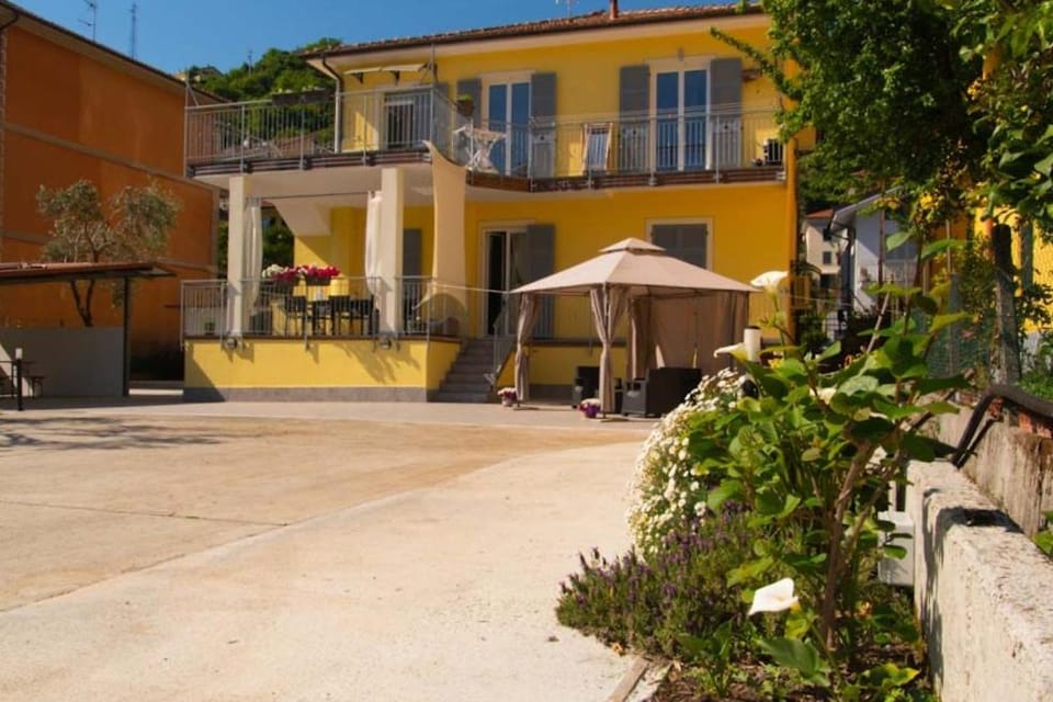 LE GEMME Bed & Breakfast con parcheggio e giardino Bed and Breakfast in Casarza Ligure