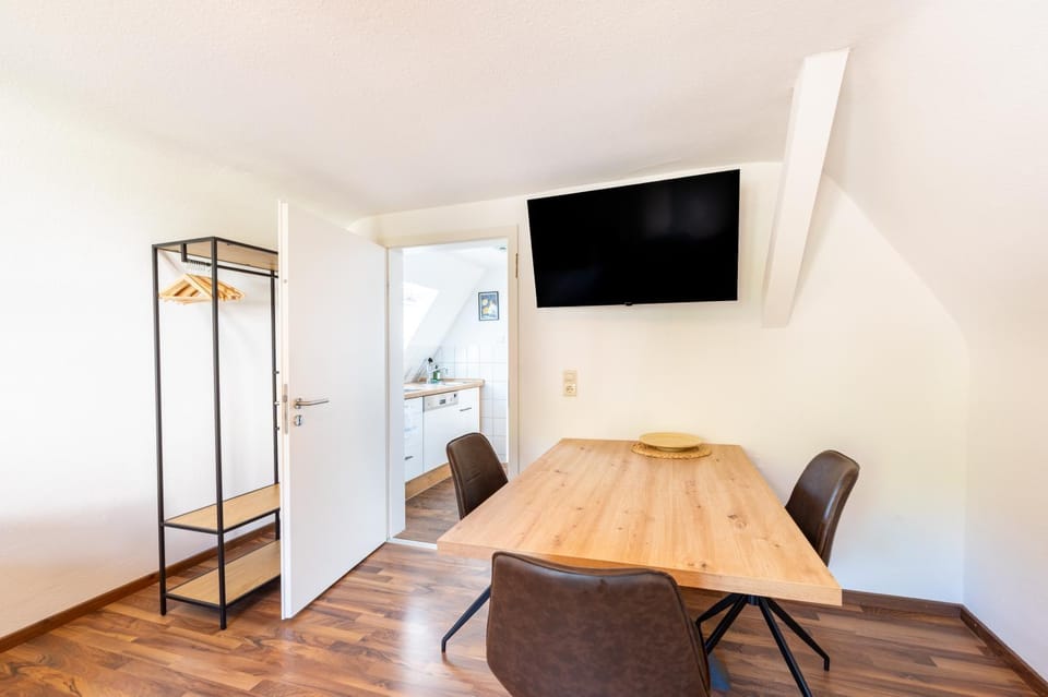 Communal lounge/ TV room, TV and multimedia, Living room, Seating area, Dining area, Evening entertainment, wardrobe