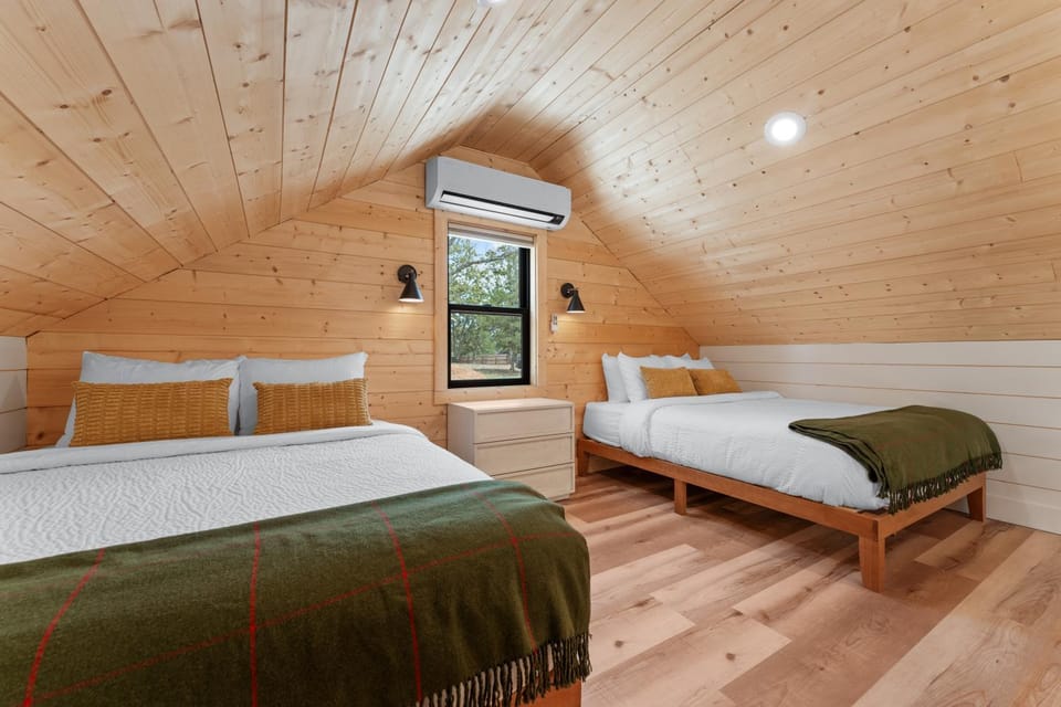 Bed, Photo of the whole room, Bedroom, air conditioner