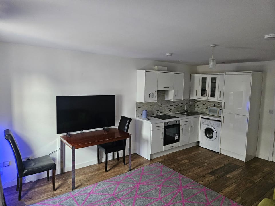 Communal lounge/ TV room, TV and multimedia, Kitchen or kitchenette, Living room, Seating area, Dining area, microwave, minibar, oven, stove, washing machine
