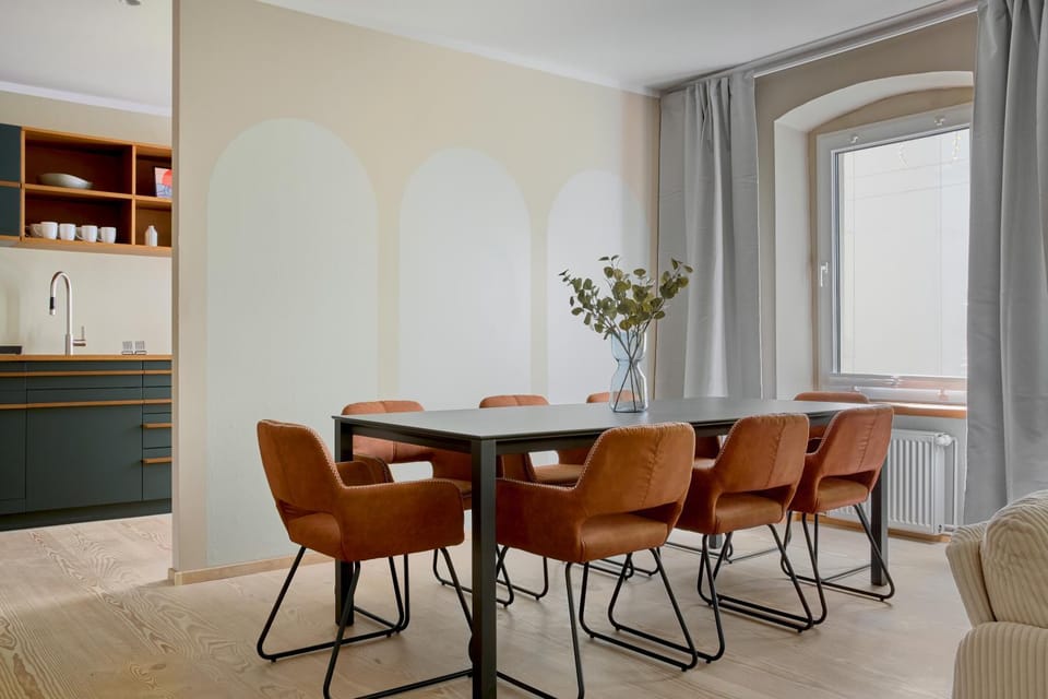 Restaurant/places to eat, Activities, Living room, Business facilities, Seating area, Dining area, internet