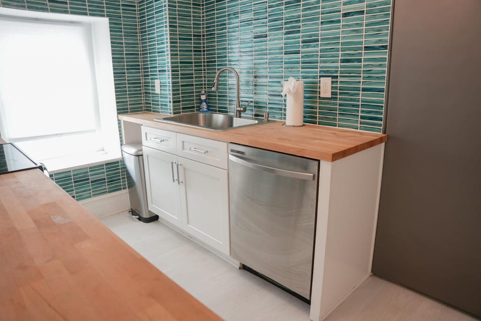 Kitchen or kitchenette, dishwasher, oven