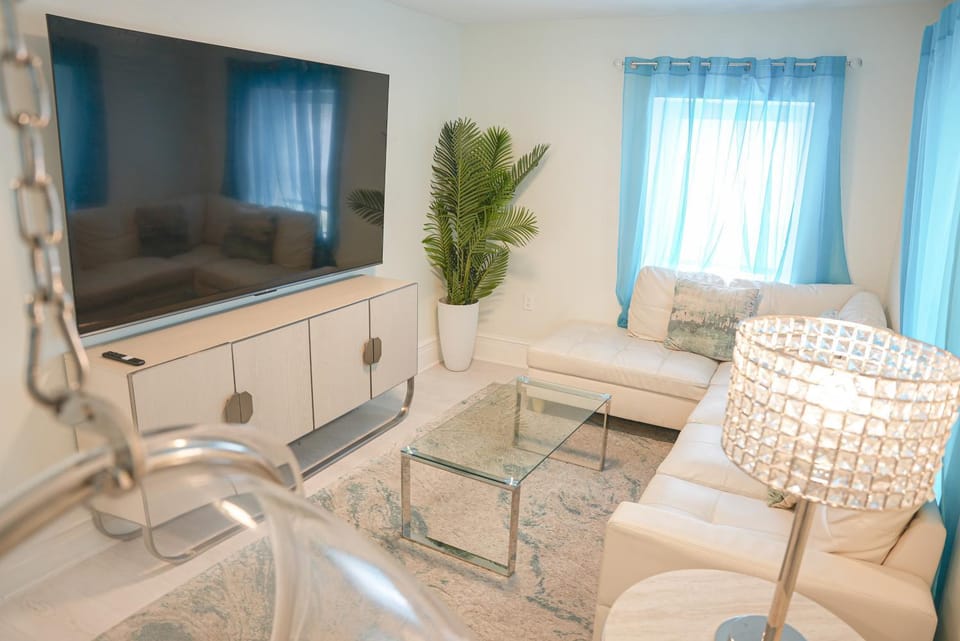Communal lounge/ TV room, Communal lounge/ TV room, TV and multimedia, Living room, Seating area, Evening entertainment