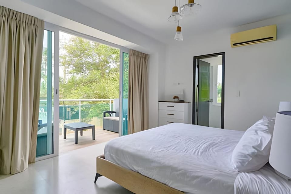 Bed, Bedroom, Garden view, Sea view