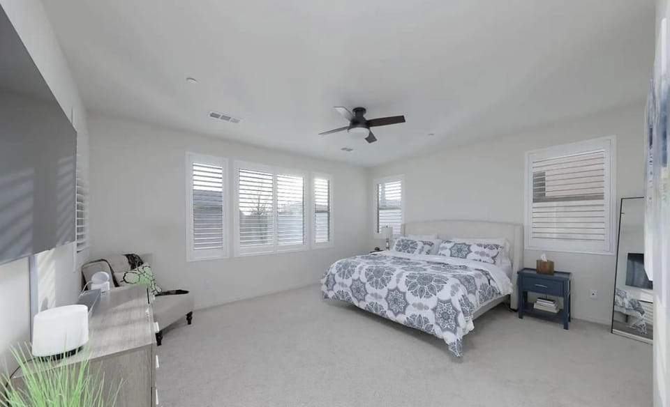 Modern 3BR Home Gated Community House in Bakersfield