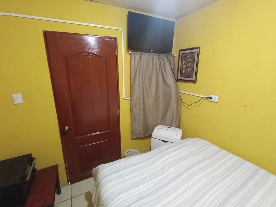Bed, TV and multimedia, Photo of the whole room