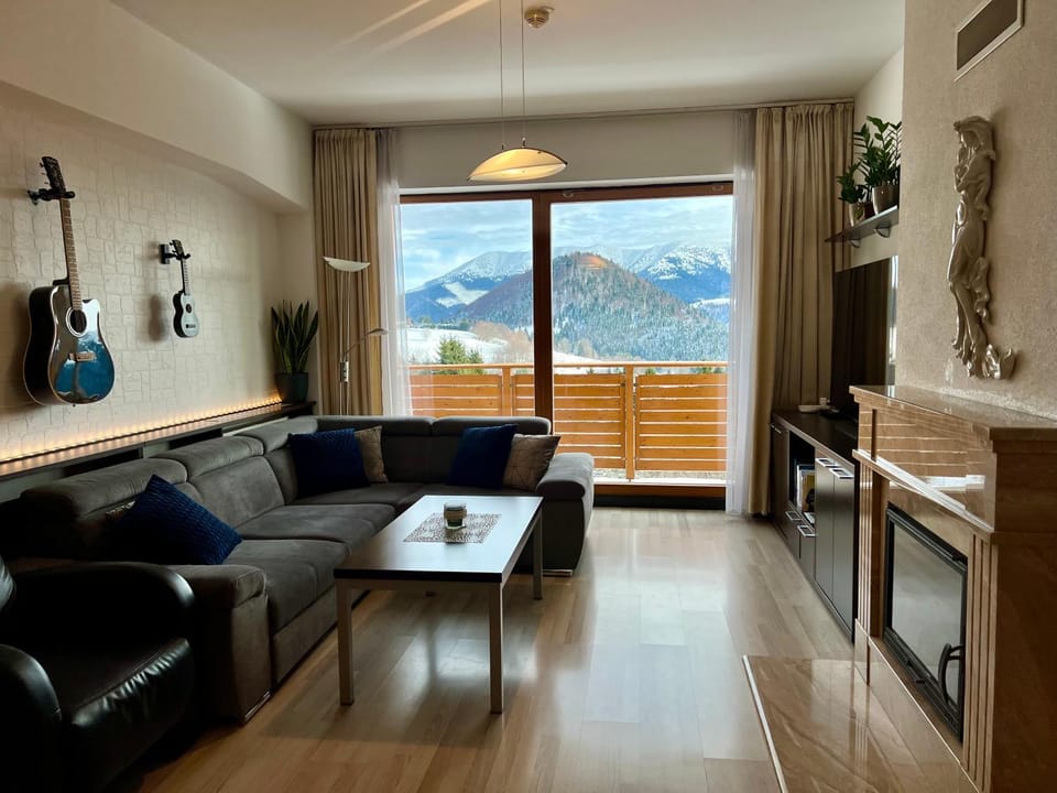 Natural landscape, TV and multimedia, Living room, Seating area, Mountain view
