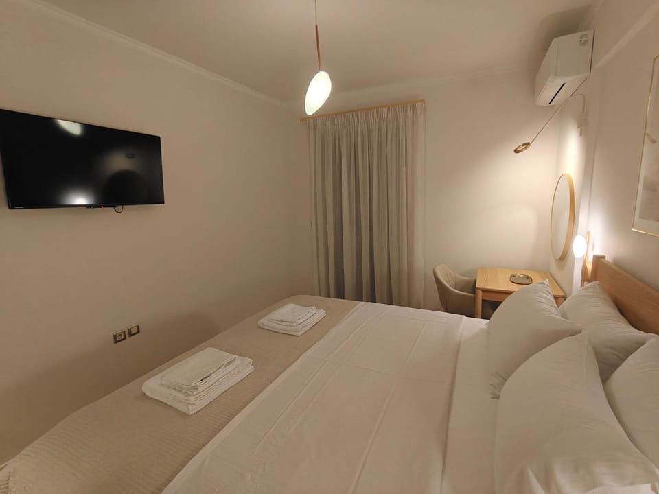 Bed, Night, TV and multimedia, Photo of the whole room, Bedroom, Area and facilities, towels, air conditioner