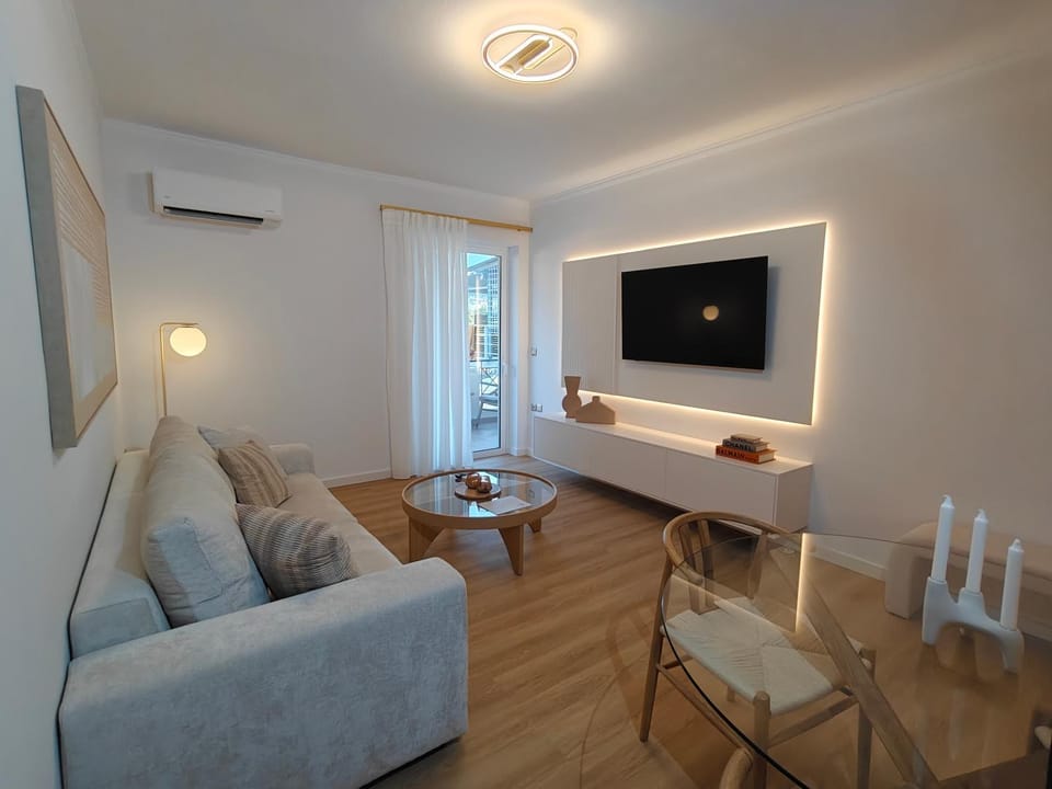 TV and multimedia, Living room, Decorative detail, Decorative detail, Seating area, Evening entertainment, Area and facilities, Area and facilities, air conditioner