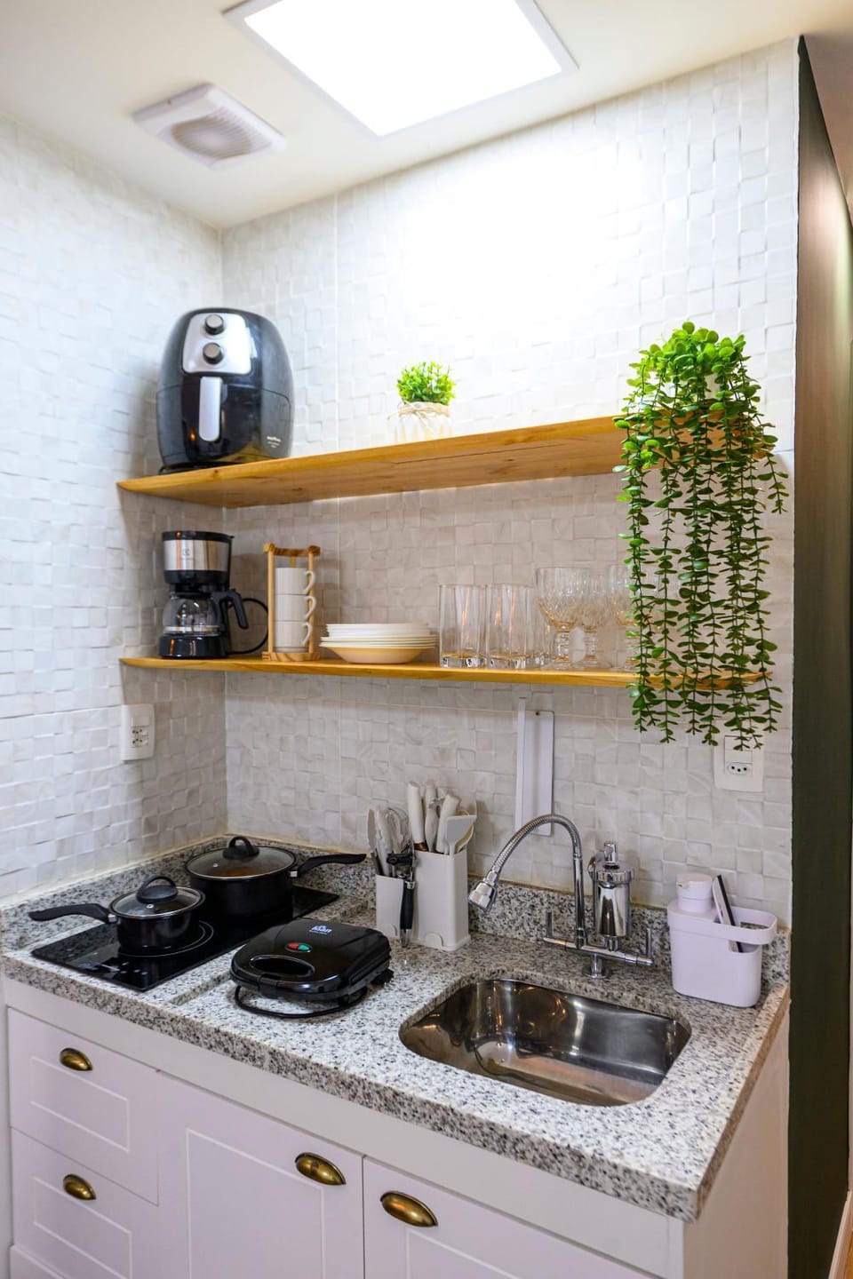 Coffee/tea facilities, Kitchen or kitchenette, stove