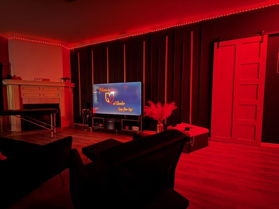 Red Chamber TX King Spa & Couples Retreat House in Killeen