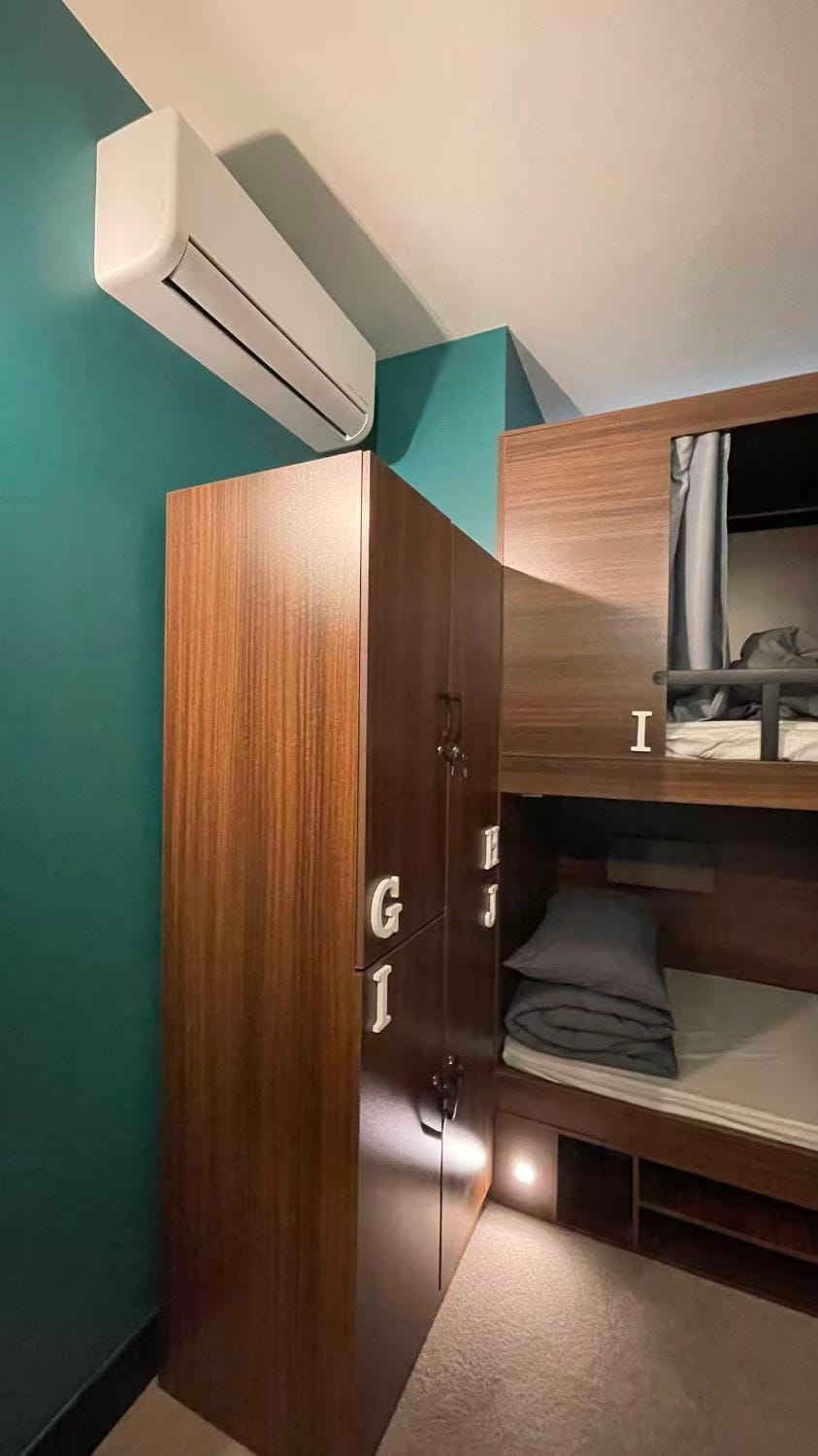 Bedroom, bunk bed, air conditioner