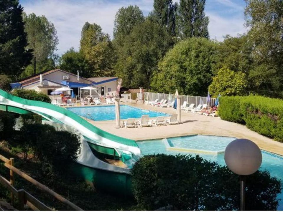 Chalet 2 Chambres avec Terrasse à Badefols-sur-Dordogne - API-1-52-604 Campground/ 
RV Resort in Occitanie