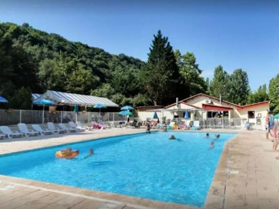 Chalet 2 Chambres avec Terrasse à Badefols-sur-Dordogne - API-1-52-604 Campground/ 
RV Resort in Occitanie