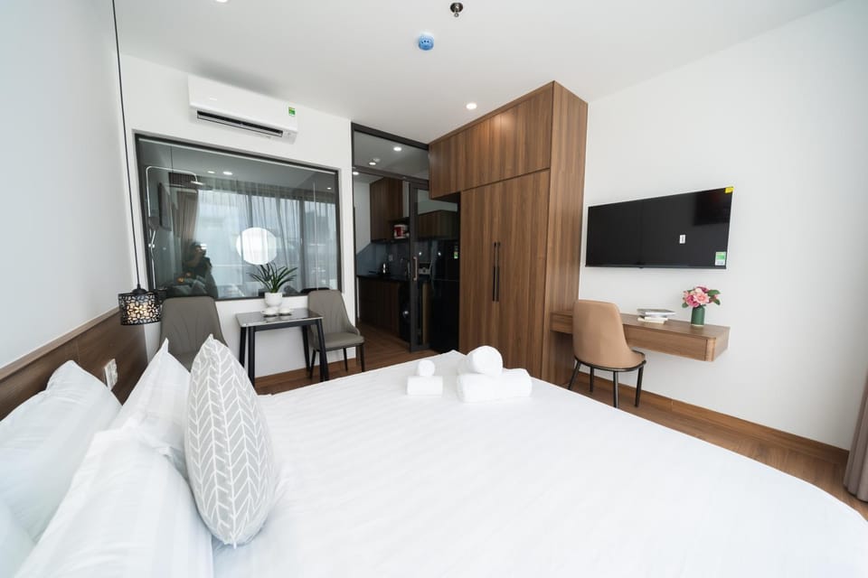 Bed, TV and multimedia, Photo of the whole room, Evening entertainment, Bedroom, wardrobe, air conditioner