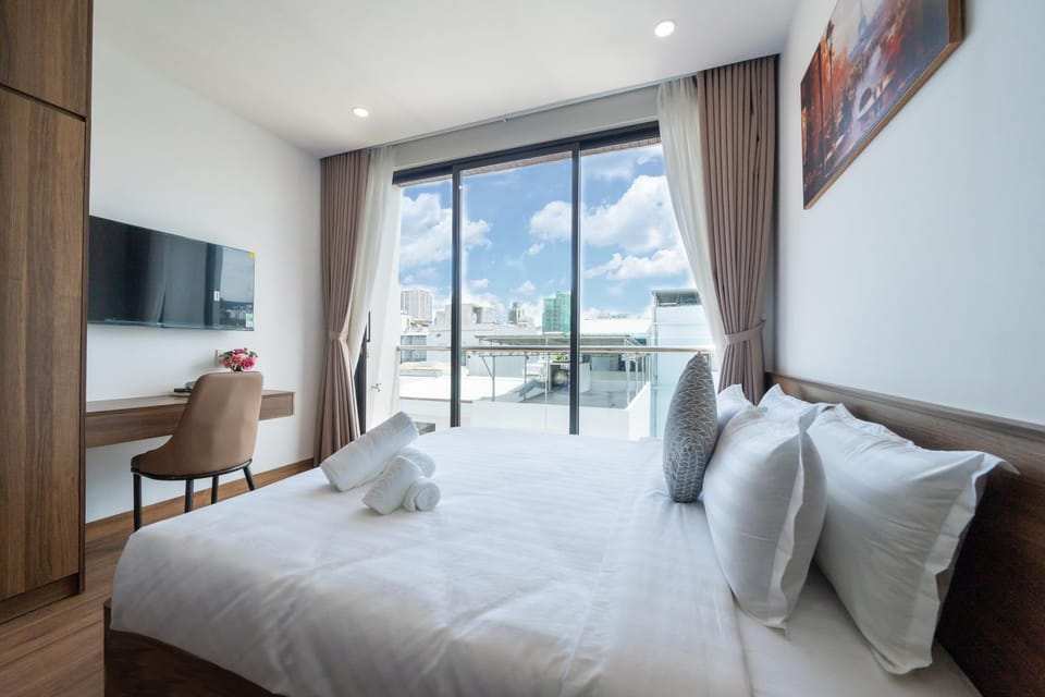 Bed, TV and multimedia, View (from property/room), Balcony/Terrace, Living room, Photo of the whole room, Seating area, Evening entertainment, Bedroom, towels
