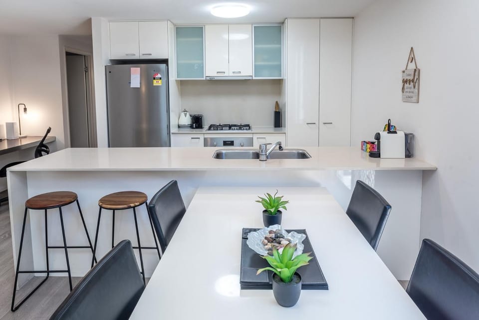 City Edge Albion Pool, Patio & City Access Apartment in Brisbane