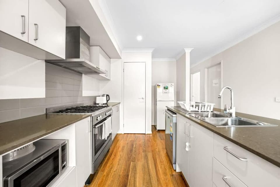 Modern 2BR Comfort in the Heart of Officer House in Melbourne
