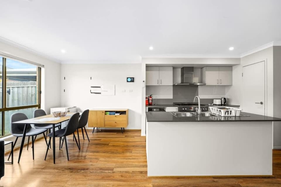 Modern 2BR Comfort in the Heart of Officer House in Melbourne