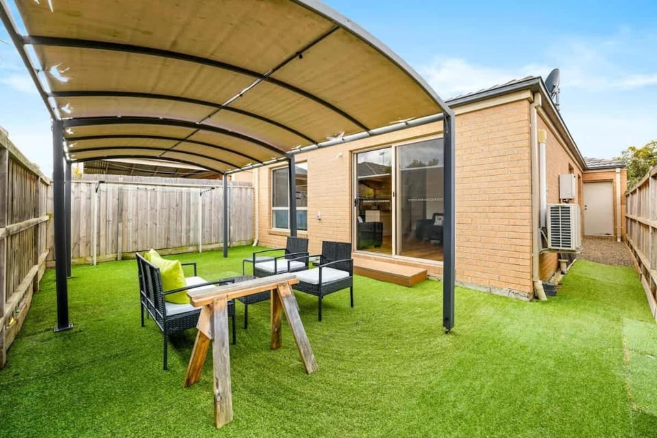 Modern 2BR Comfort in the Heart of Officer House in Melbourne