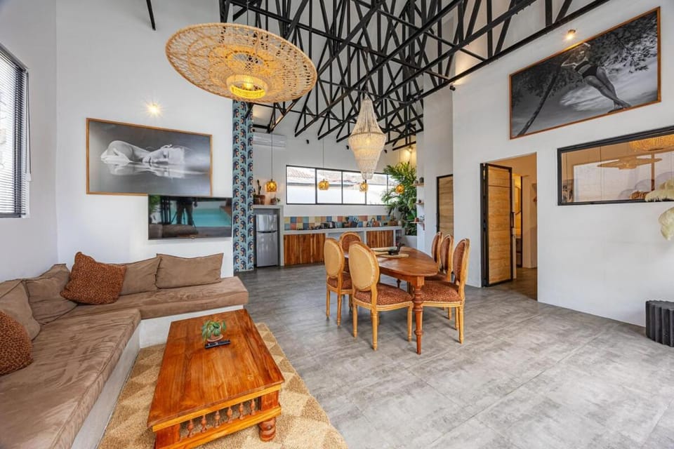 TV and multimedia, Kitchen or kitchenette, Living room, Seating area, Dining area