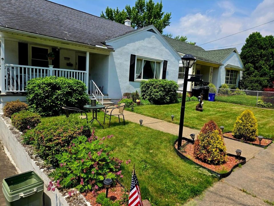 NEW " Fall Season " cozy 2 bed flat with open concept Apartment in Scranton
