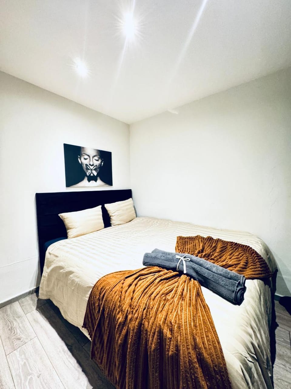 Bed, Bedroom, towels