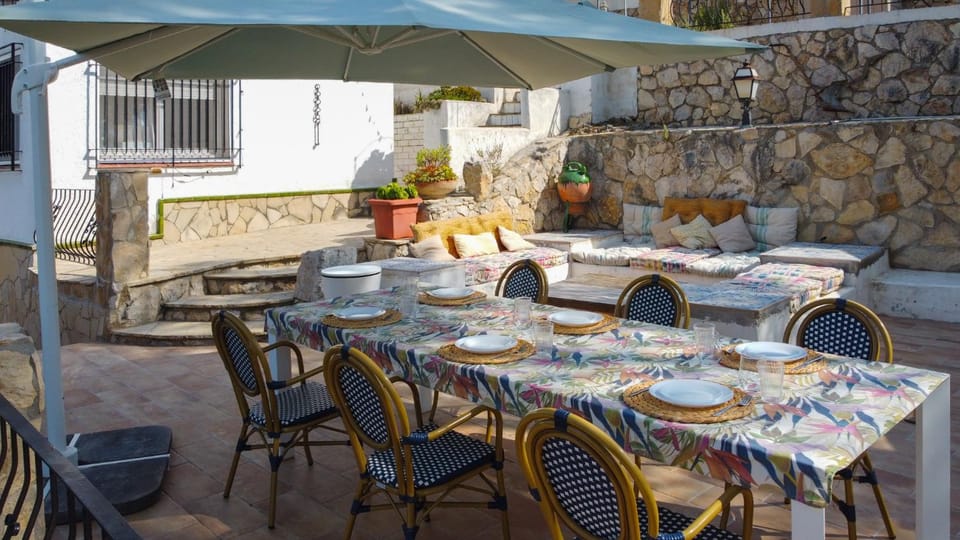 Patio, Day, Seating area, Dining area