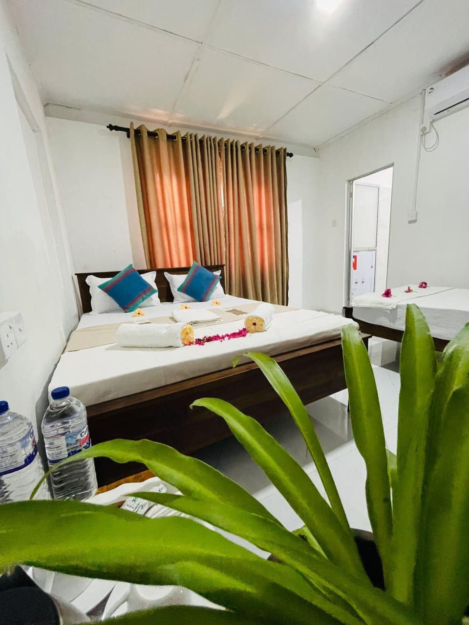 Bed, Living room, Photo of the whole room, Seating area, Dining area, Bedroom, hair dresser