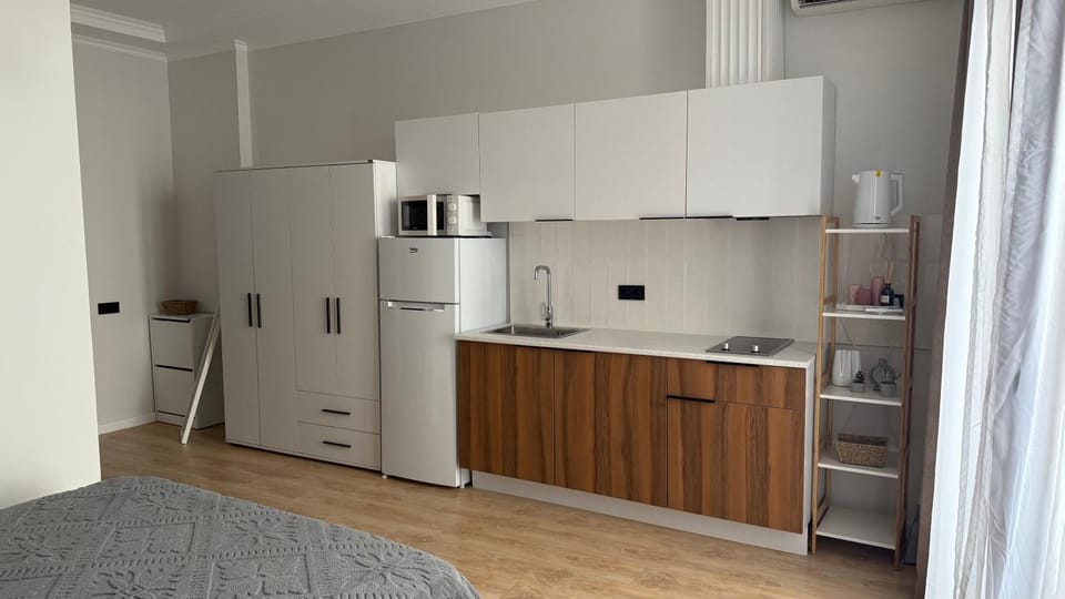 Coffee/tea facilities, Kitchen or kitchenette, wardrobe