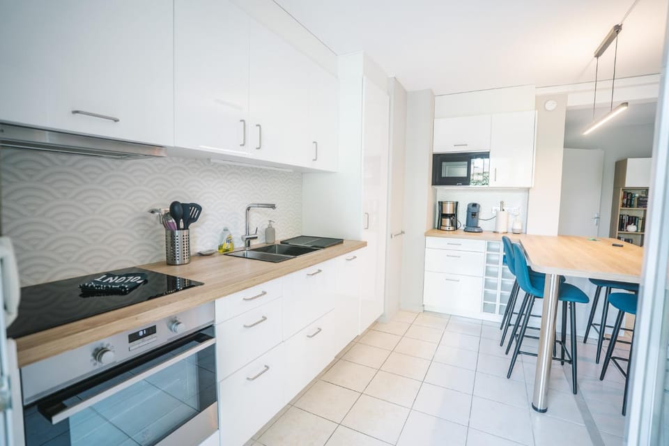 Kitchen or kitchenette, Dining area, dishwasher, oven, stove, toaster