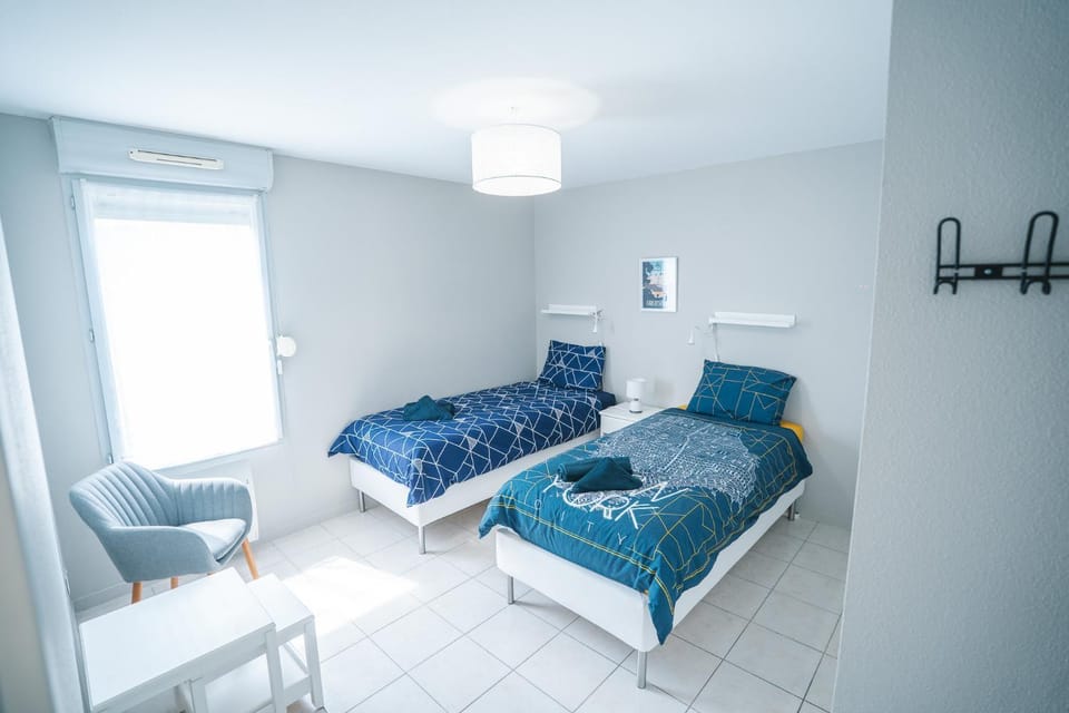 Bed, Photo of the whole room, towels