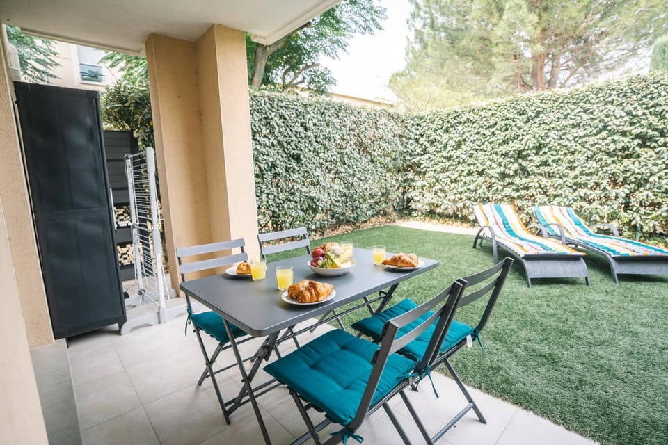 Patio, Day, Garden, Dining area, sunbed