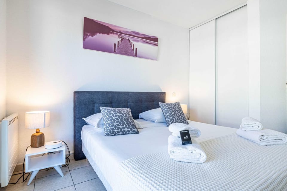 Bed, towels