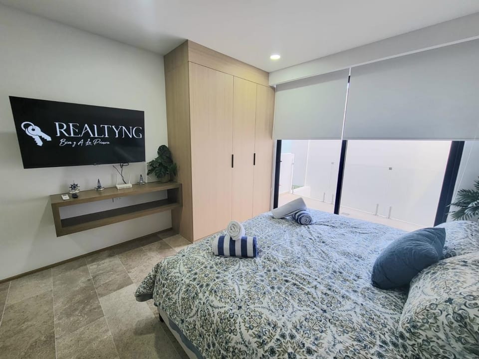 Bed, TV and multimedia, Photo of the whole room, Bedroom, towels