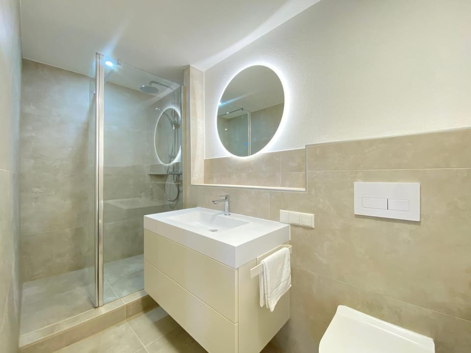Shower, Toilet, Bathroom, towels