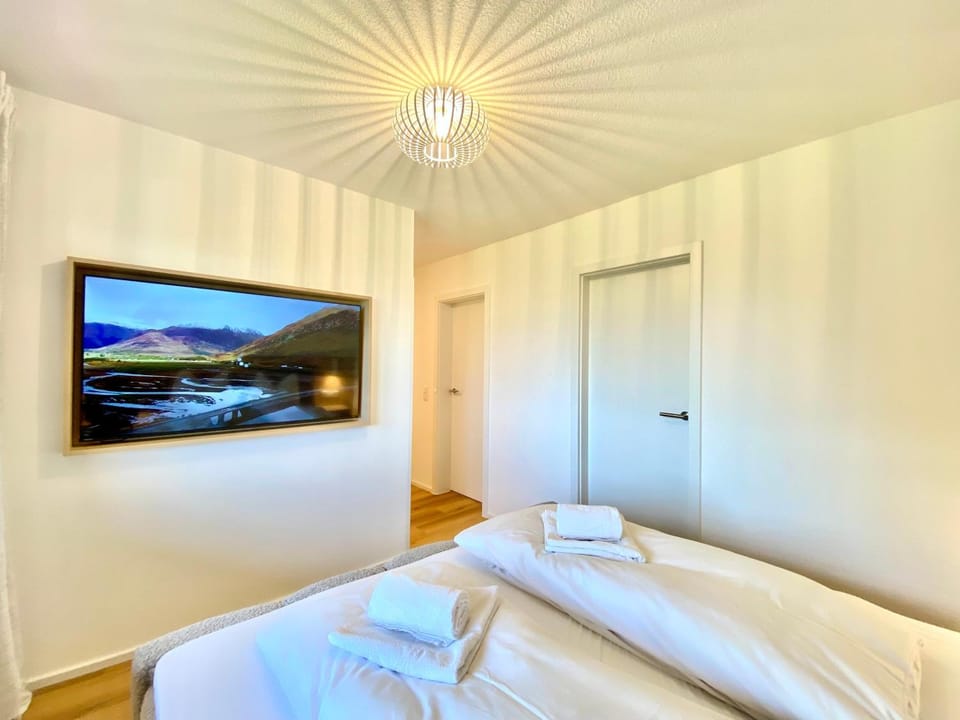 Bed, TV and multimedia, Photo of the whole room, Bedroom