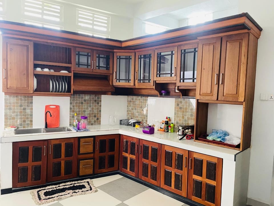 Kitchen or kitchenette, dishwasher, stove