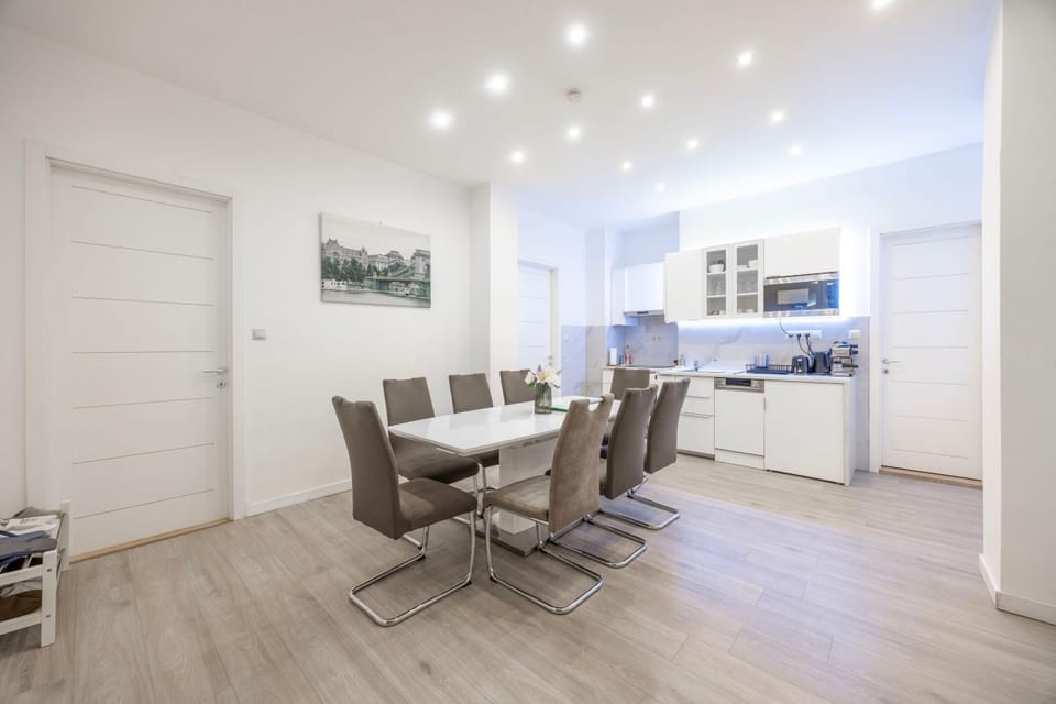 Kitchen or kitchenette, Living room, Seating area, Dining area