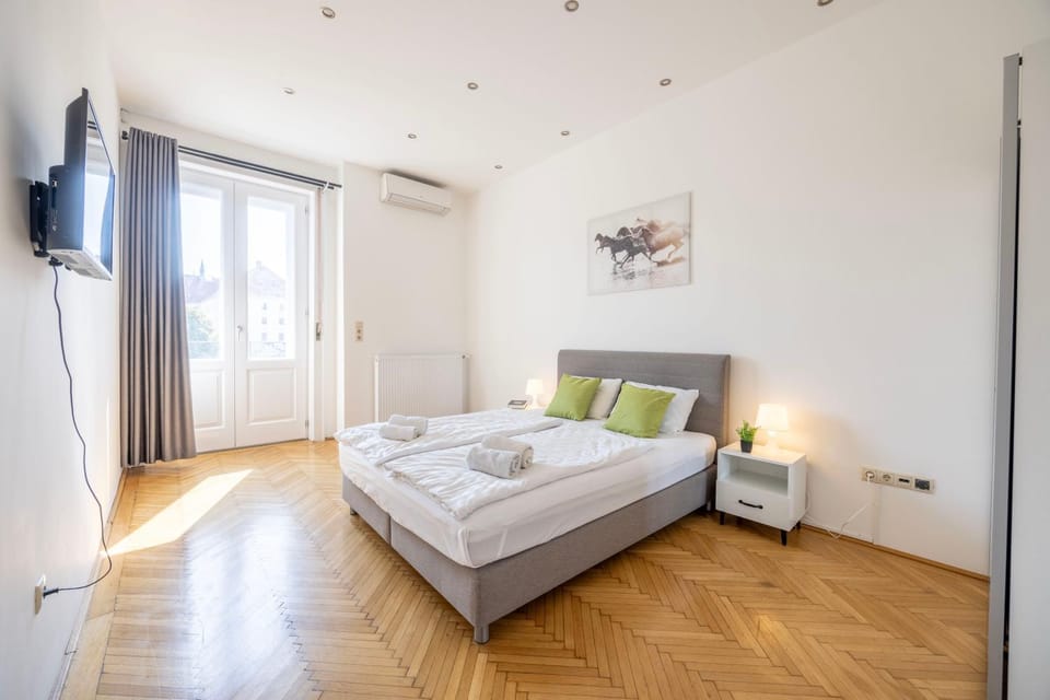 Bed, TV and multimedia, Photo of the whole room, Bedroom, internet, towels, wardrobe, air conditioner