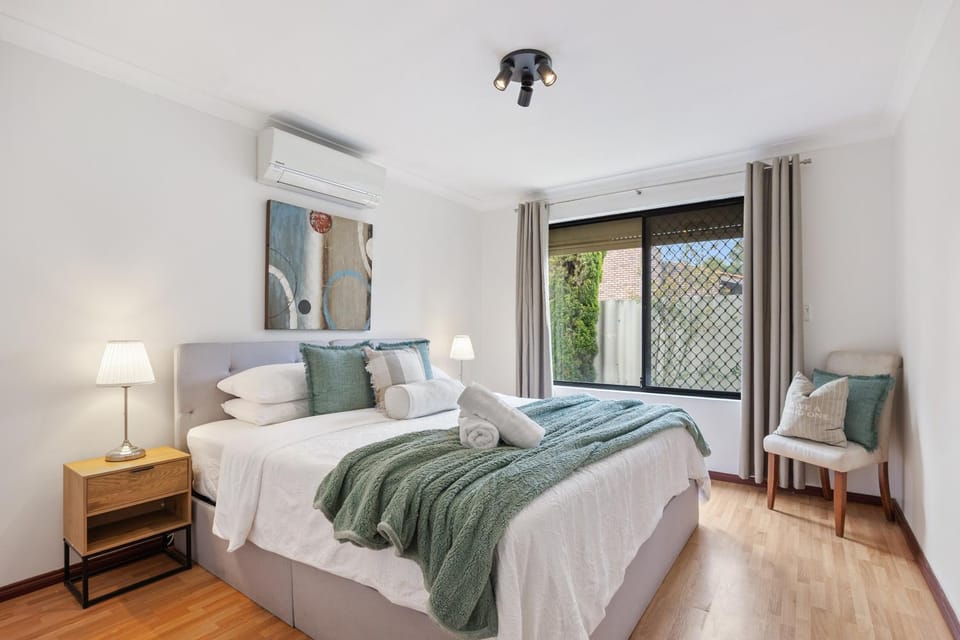 Bed, Bedroom, towels, air conditioner