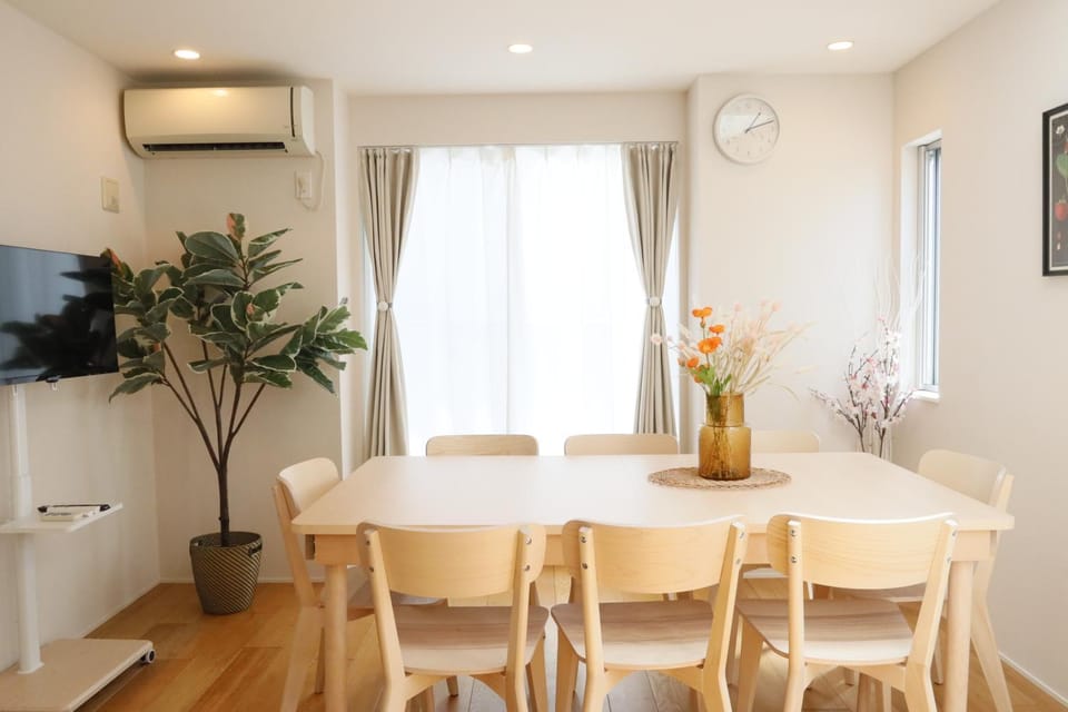 TV and multimedia, Living room, Seating area, Dining area, air conditioner