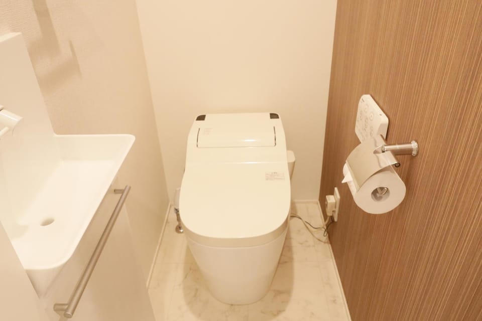 Toilet, bidet