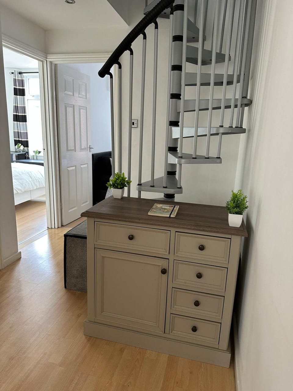 Modern and Cosy 3 bedroom flat in newport, great M4 Links Apartment in Wales