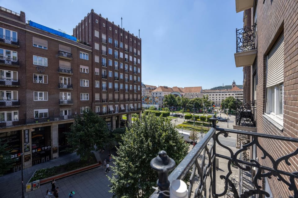 Property building, Balcony/Terrace, City view, Street view, Location