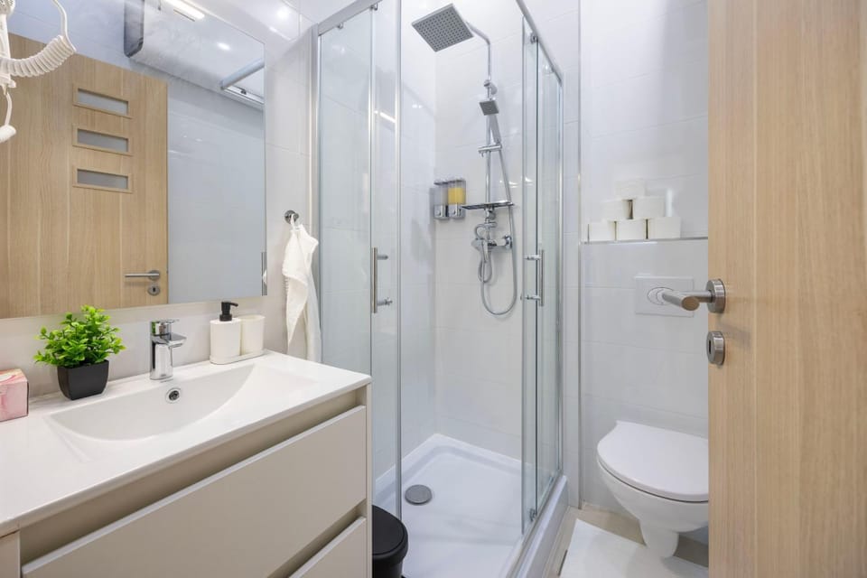 Shower, Toilet, Bathroom, towels