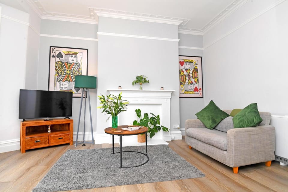 Harrogate Self Catering -Kings Suite-Private Parking-Overlooking H-C-C Apartment in Harrogate