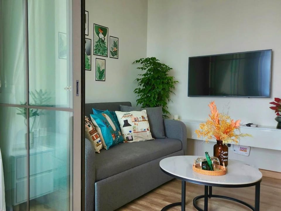 Ecopark Lushy Stay - Sunny Color Apartment in Vietnam