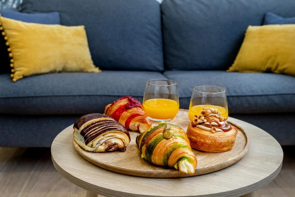 Food and drinks, Seating area, Food, Breakfast, Continental breakfast