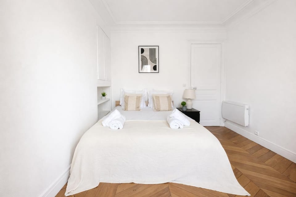 Photo of the whole room, Bedroom